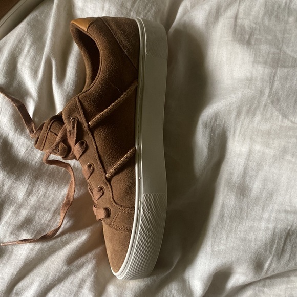 Brown UGG low chunk shoes - Picture 2 of 5